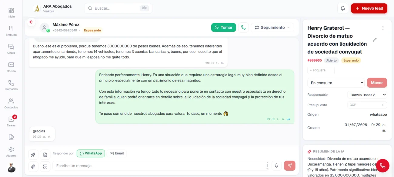 Panel del lead junto a su conversación de WhatsApp